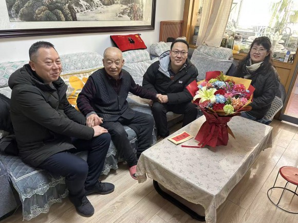 新春慰问暖人心 情系党员显担当